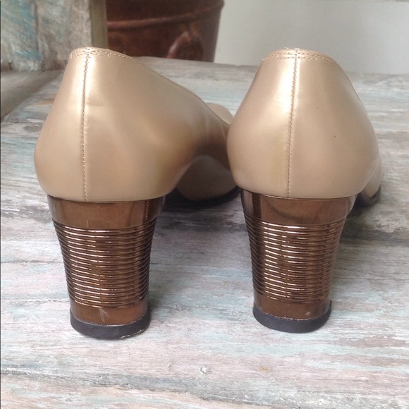 SALVATORE FERRAGAMO
CLOSED TOE HEEL - Picture 3 of 5